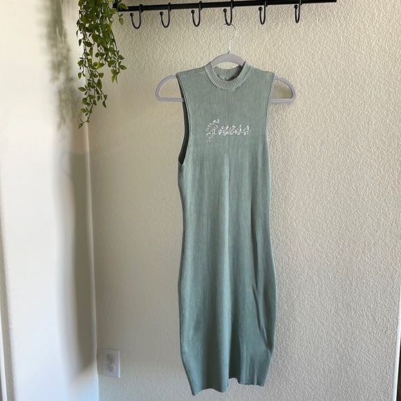 Guess Dresses & Skirts - EUC GUESS sage color ribbed midi dress. Size 1X💚